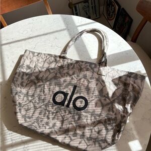 ALO Yoga Patterned Tote in Gray and Black
